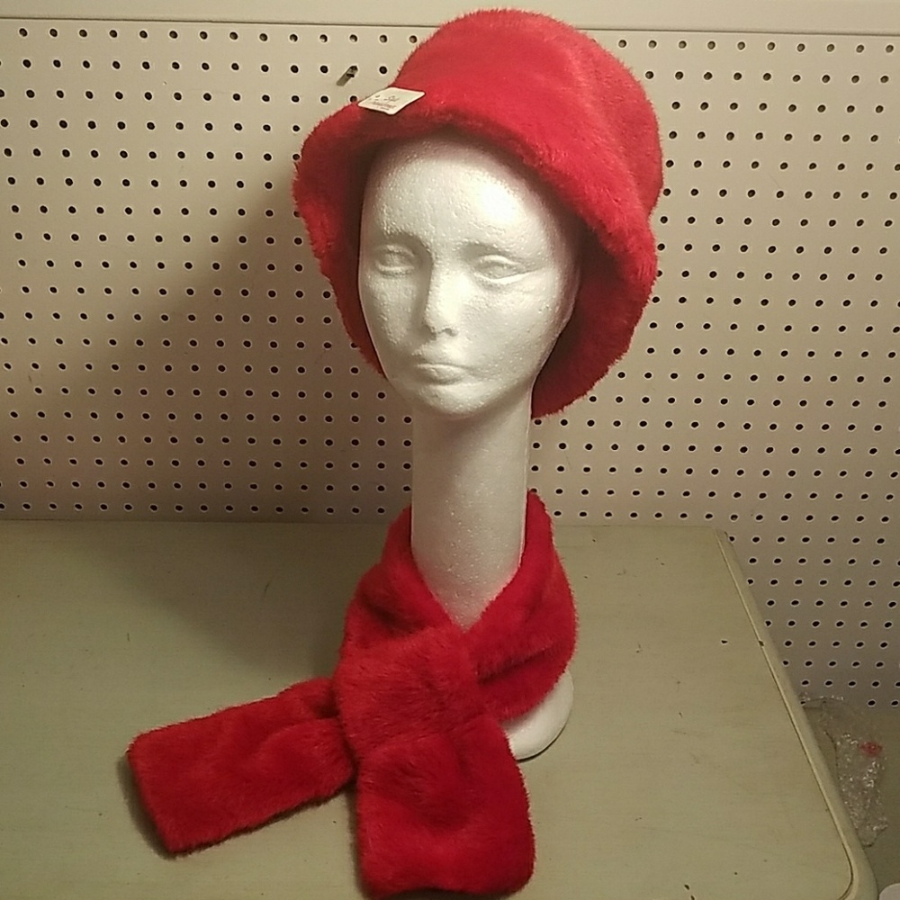 RED HAT AND MATCHING SCARF - Picture 5 of 5